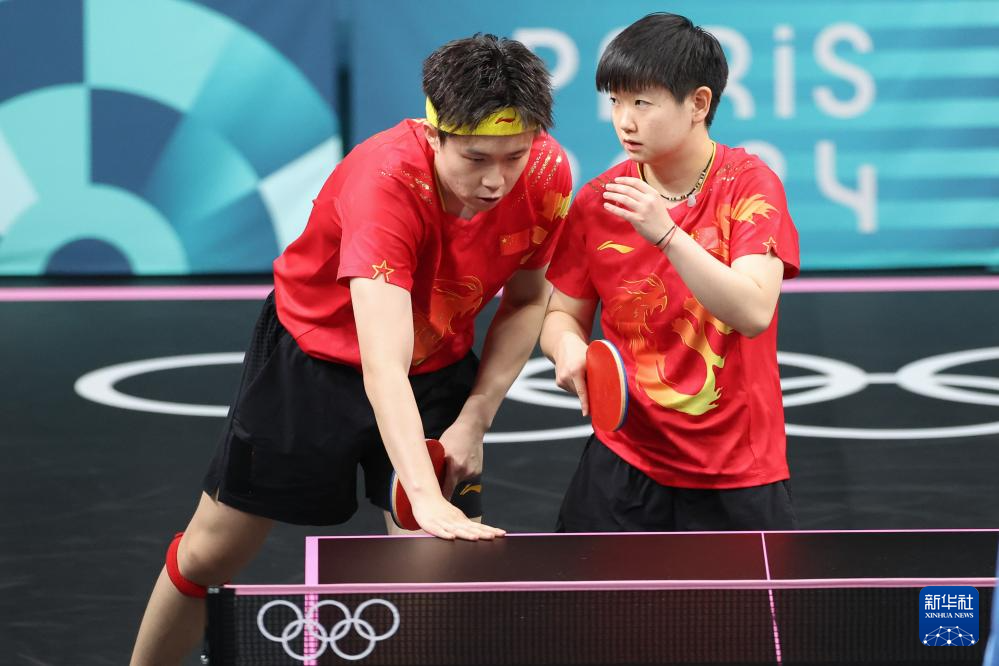 勇士球员受 勇士球员受