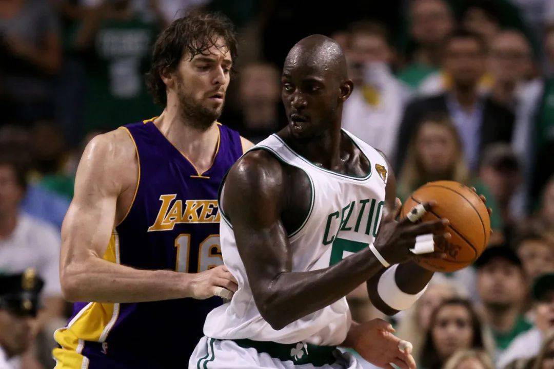 他在中场的 他在中场的